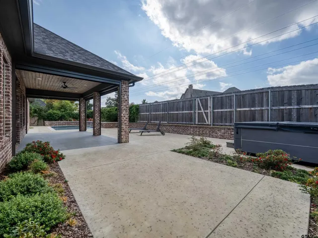 a view of a backyard