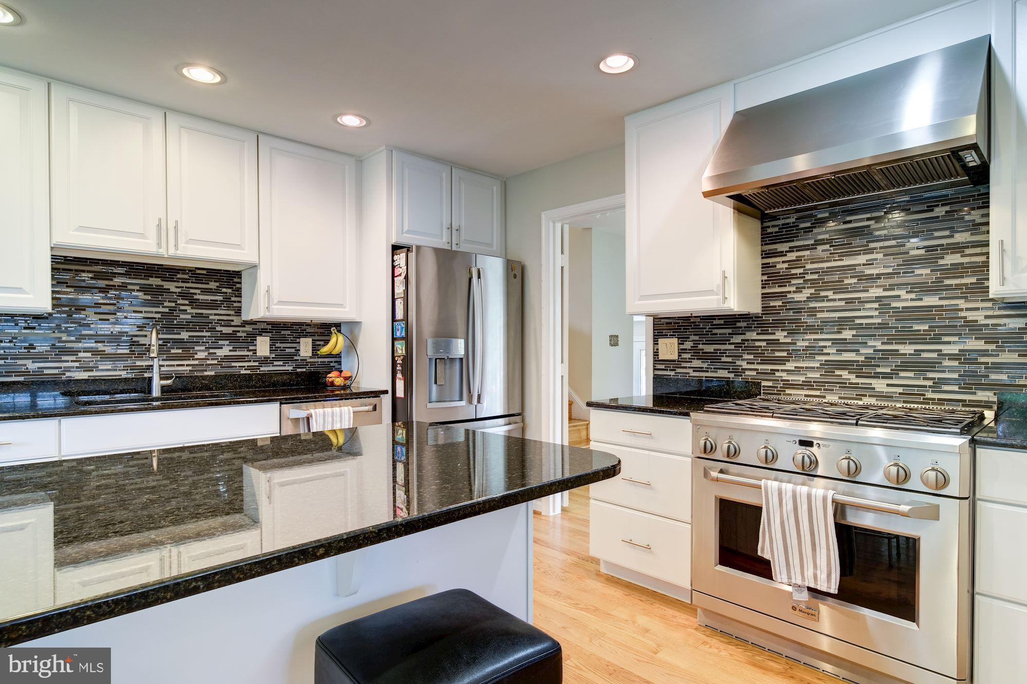11821 Prestwick Road Potomac, MD 20854 - Photo 11 of 33 Stainless 6 Gas Burner Range and Hood