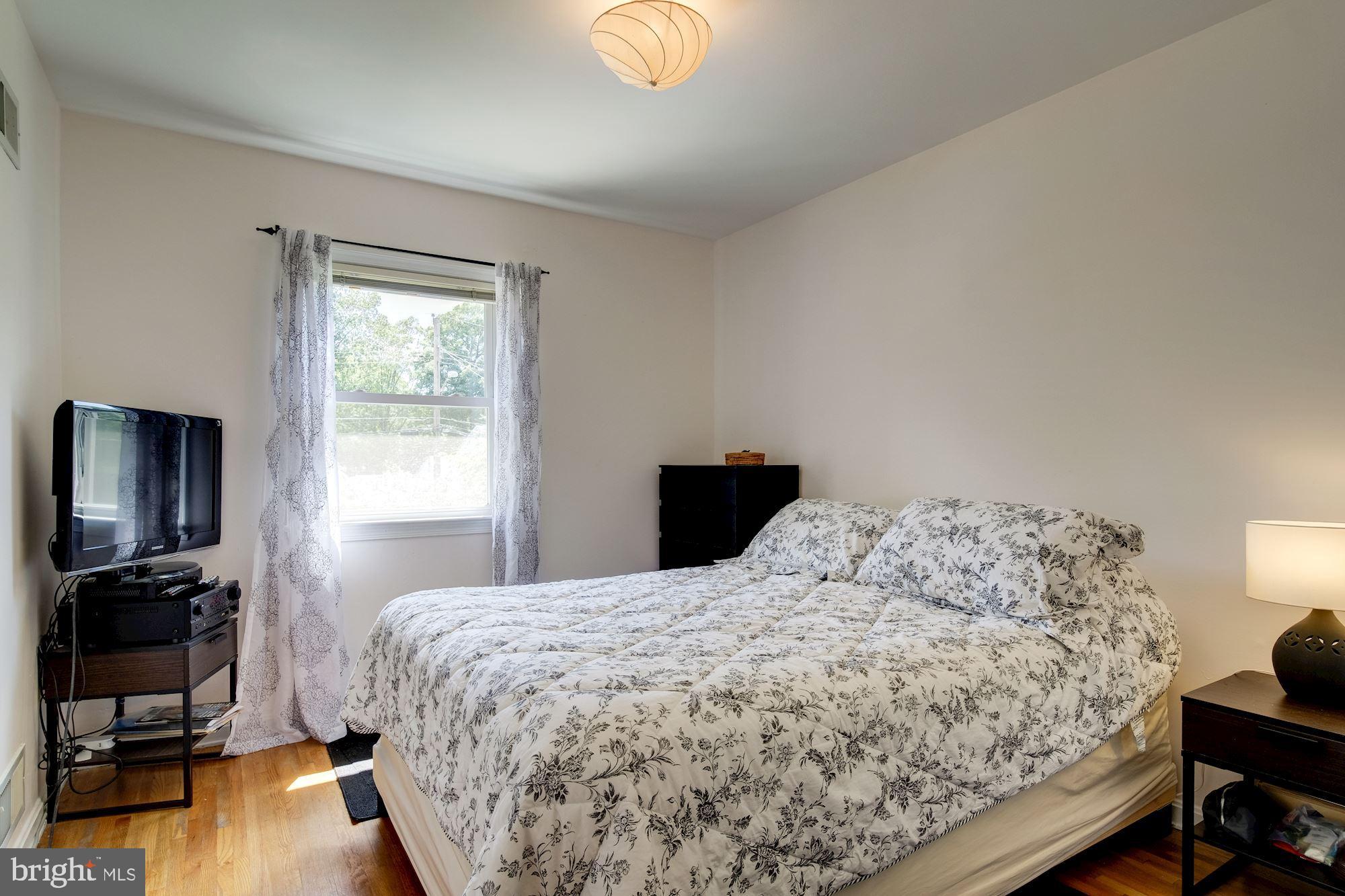 11821 Prestwick Road Potomac, MD 20854 - Photo 19 of 33 Upper Level Bedroom #2
