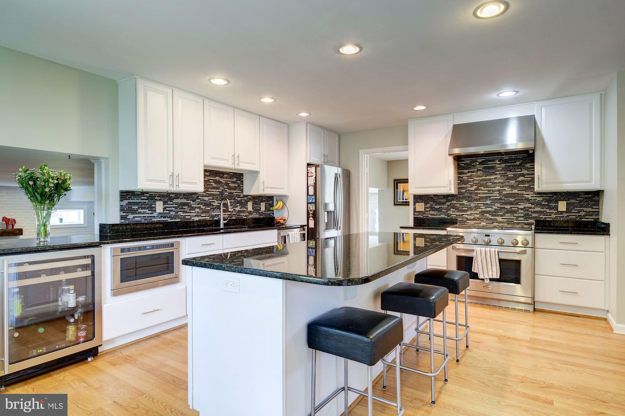 11821 Prestwick Road Potomac, MD 20854 - Photo 8 of 33 Stunning Chef's kitchen