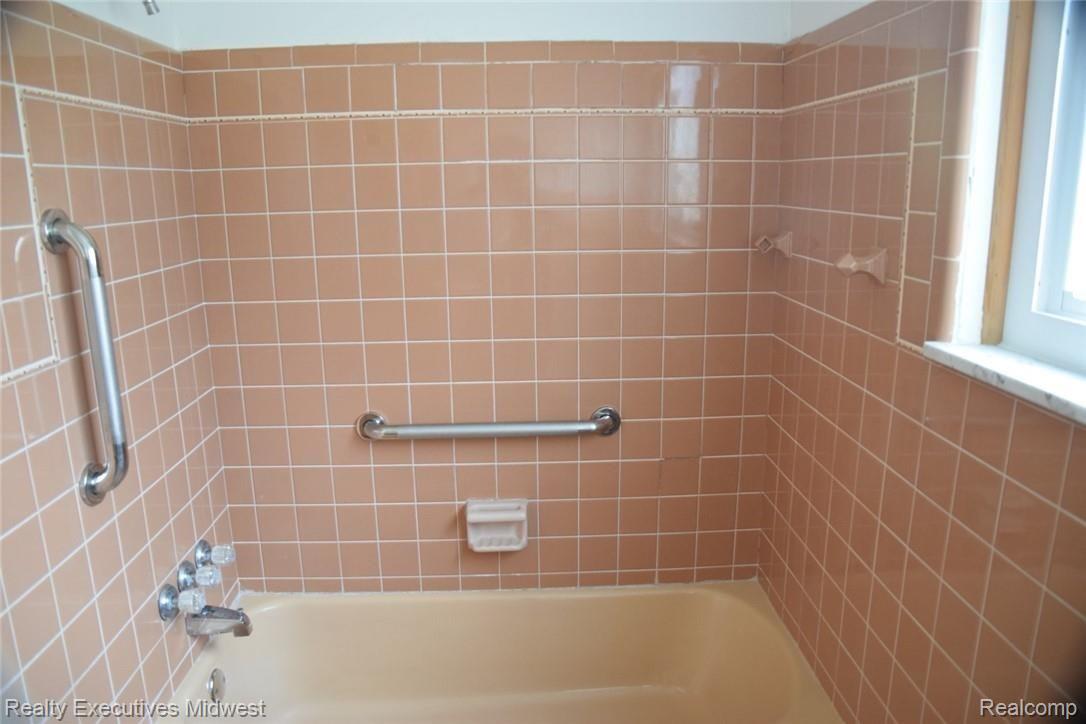 203 Brook Drive Romeo, MI 48065 - Photo 23 of 51 Baths (3) (Large).jpeg