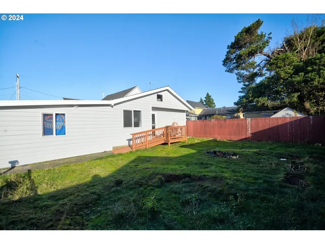 $430,000 | 717 12th Avenue, Seaside, OR 97138
