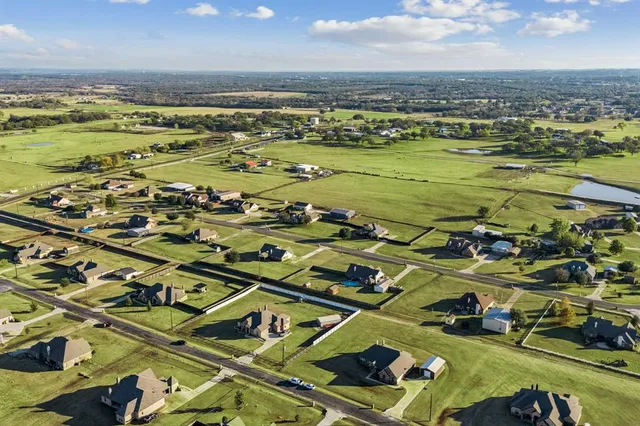 a view of an house with backyard and garden