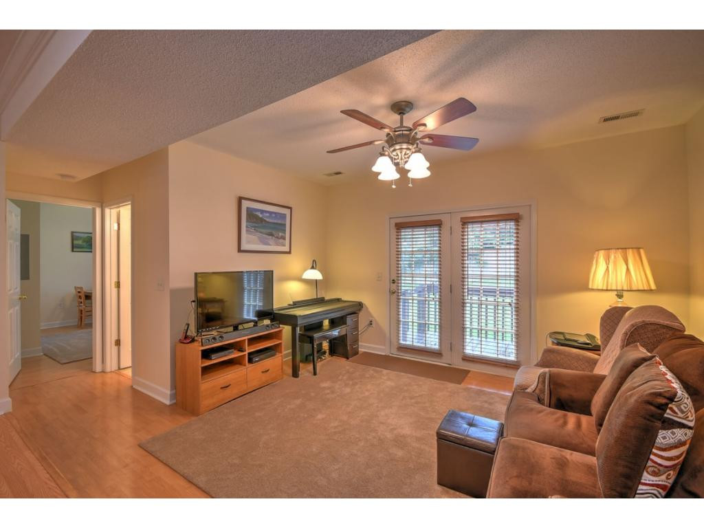 2101 Cherokee Road, Unit 3 Johnson City, TN 37604 - Photo 10 of 27 Living Room