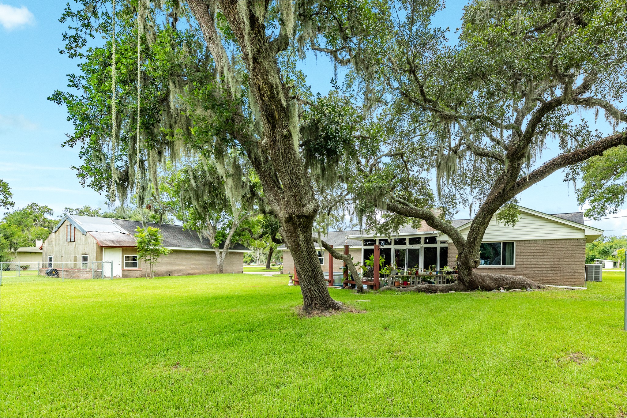 511 Edgewater Street Clute, TX 77531 - Photo 34 of 43