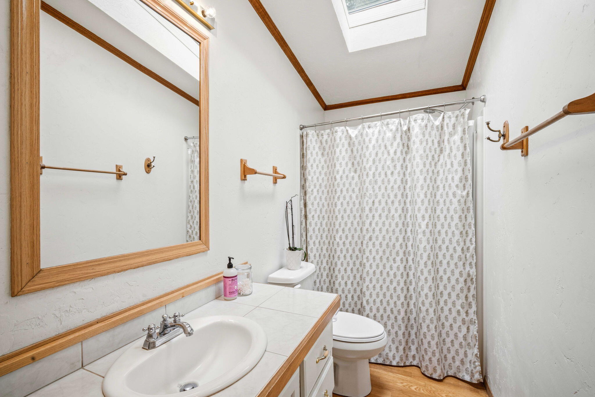 147135 Bills Road Gilchrist, OR 97737 - Photo 24 of 45 Hall bath with tub and shower combo