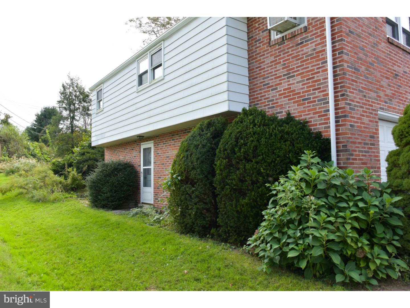 405 South Sterley Street Reading, PA 19607 - Photo 4 of 23