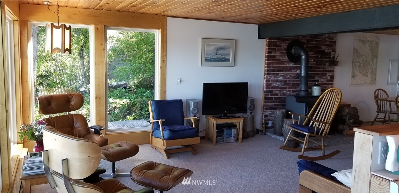 1327 Islandale Road Lopez Island, WA 98261 - Photo 9 of 22 a view of a livingroom with workspace and a window