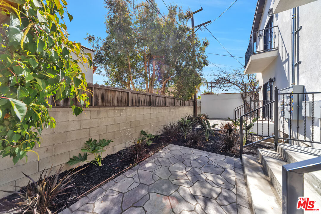 1022-1024 Masselin Avenue Los Angeles, CA 90036 - Photo 5 of 16 a backyard of a house with lots of green space