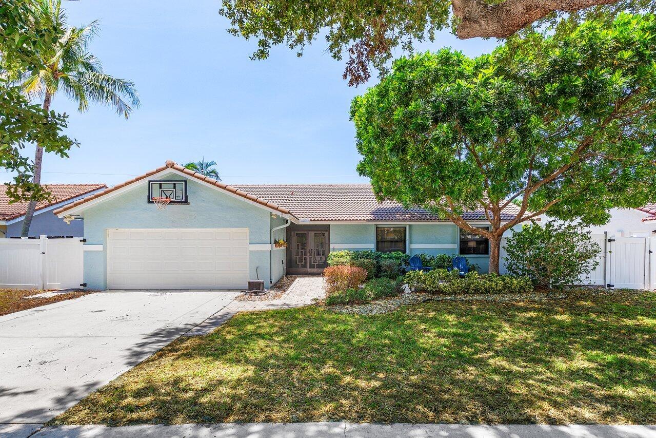7800 Texas Trail Boca Raton, FL 33487 - Photo 2 of 33 a front view of a house with garden