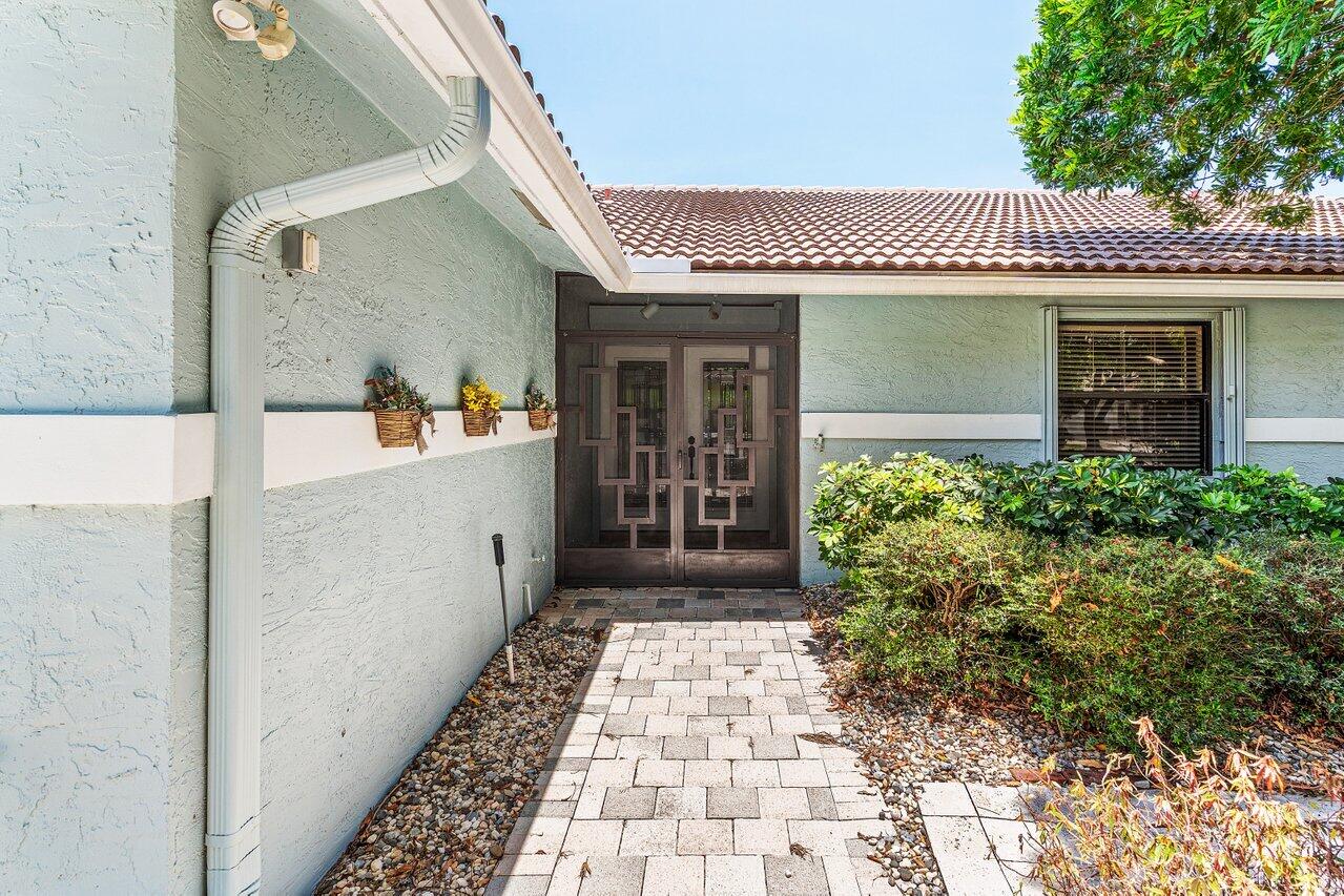 7800 Texas Trail Boca Raton, FL 33487 - Photo 3 of 33 a entryway with a garden