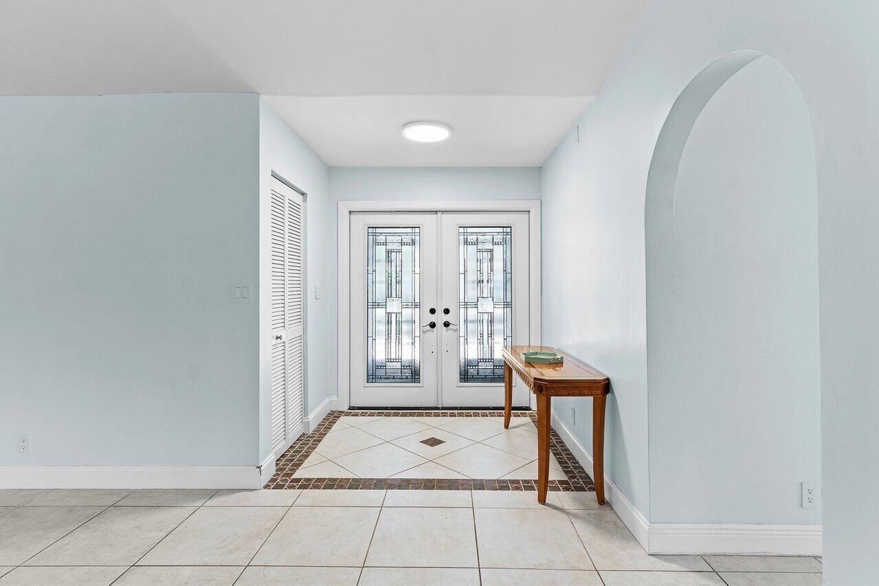 7800 Texas Trail Boca Raton, FL 33487 - Photo 4 of 33 a room with washing machine and glass windows