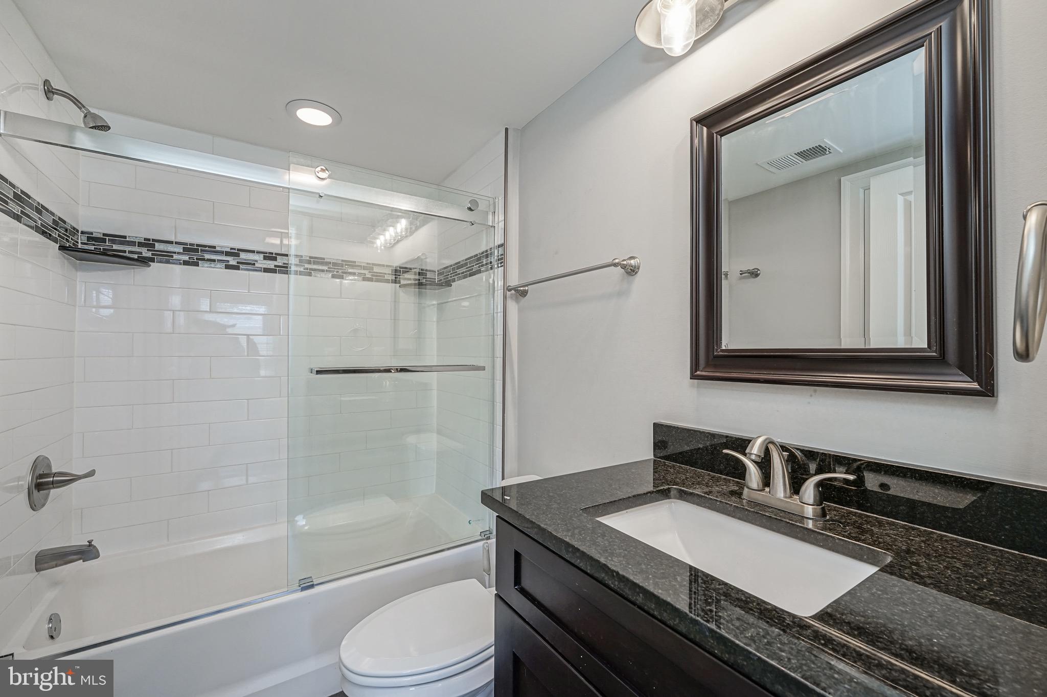 509 Mercy Street Philadelphia, PA 19148 - Photo 13 of 26 2nd Floor Jack/Jill Bathroom