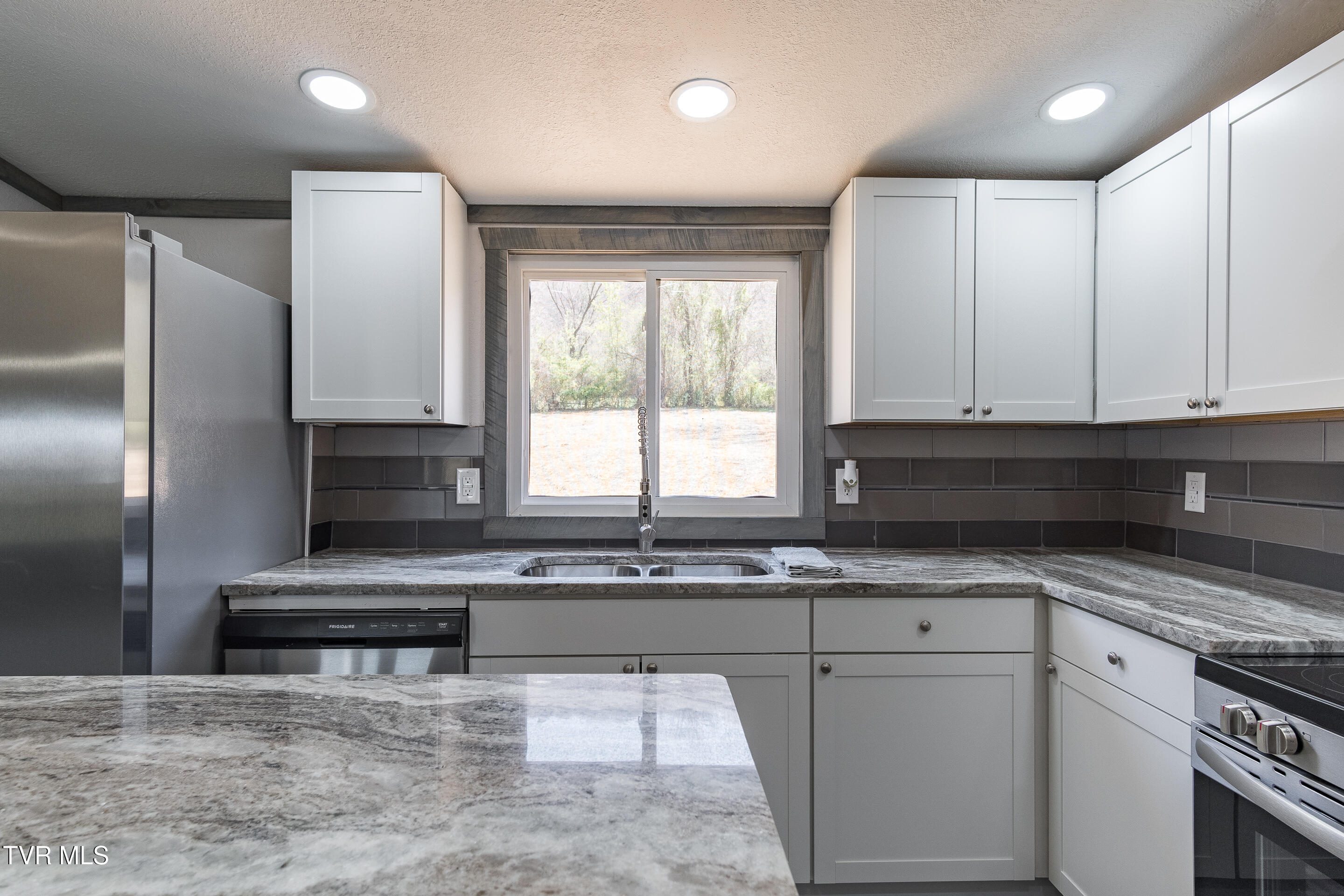 1400 West Pines Road Afton, TN 37616 - Photo 17 of 47 interior-7