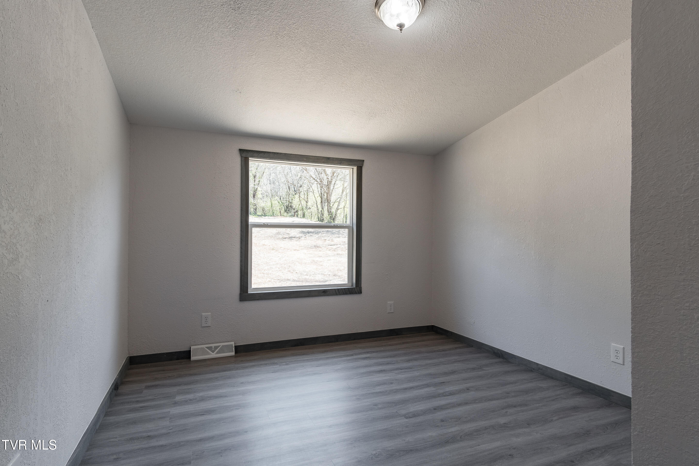 1400 West Pines Road Afton, TN 37616 - Photo 21 of 47 interior-25