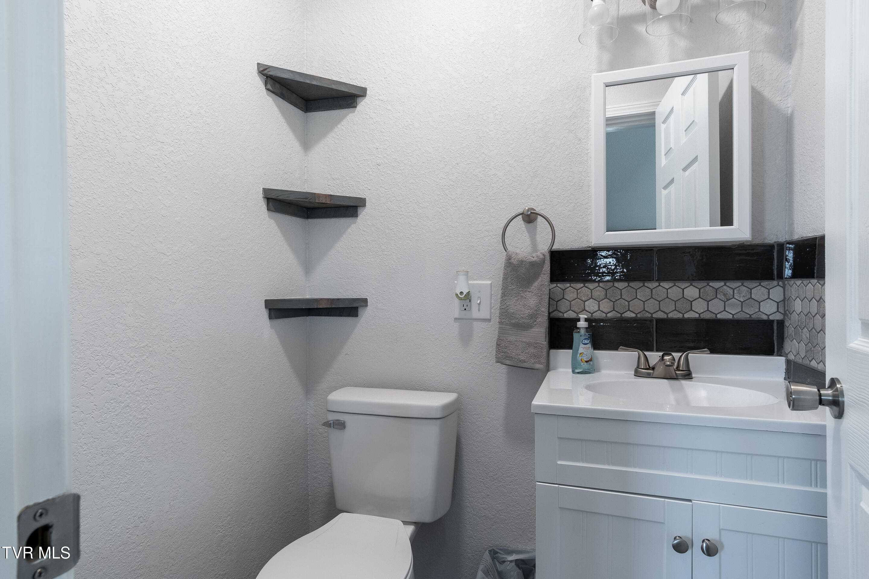 1400 West Pines Road Afton, TN 37616 - Photo 23 of 47 interior-13