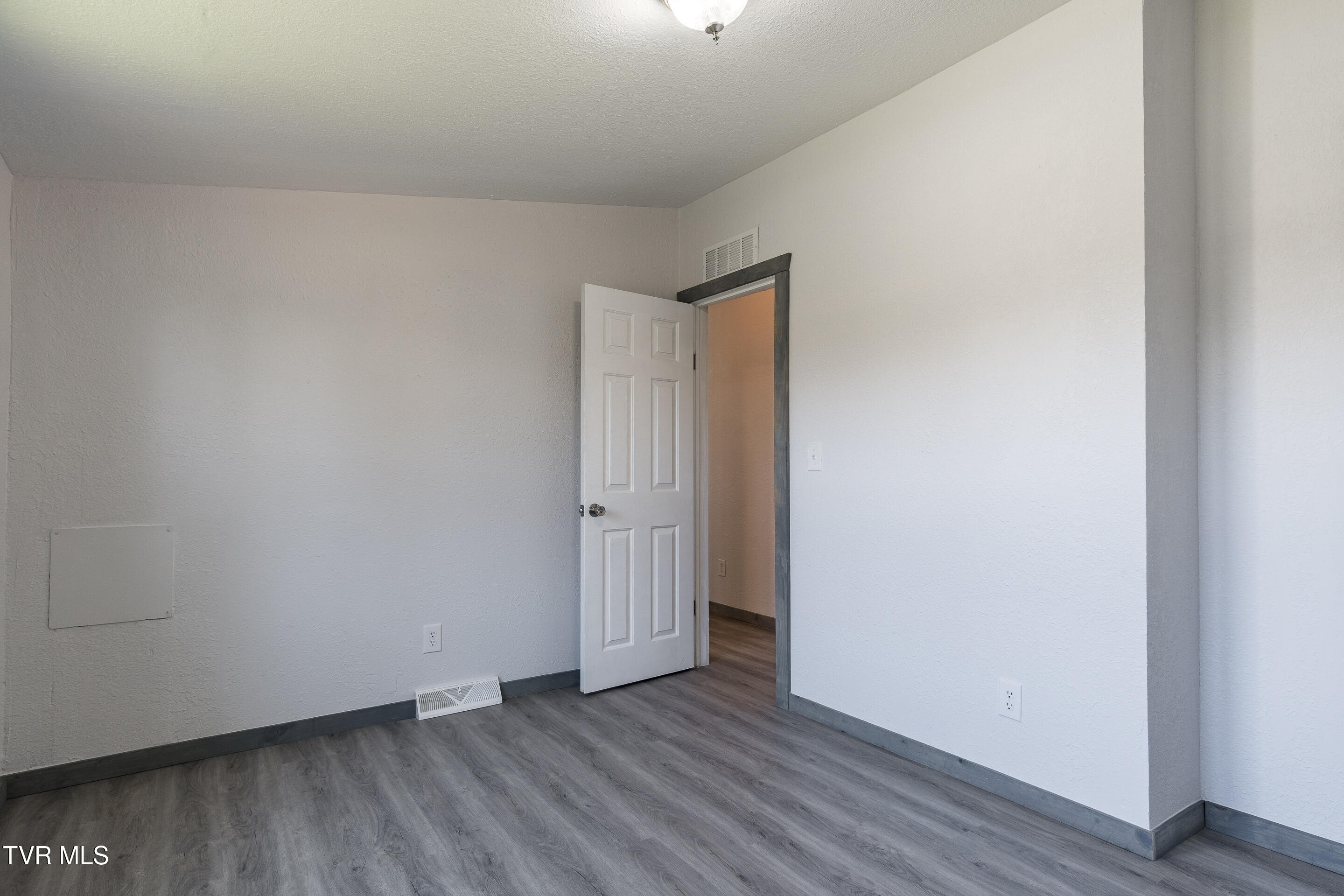 1400 West Pines Road Afton, TN 37616 - Photo 25 of 47 interior-24