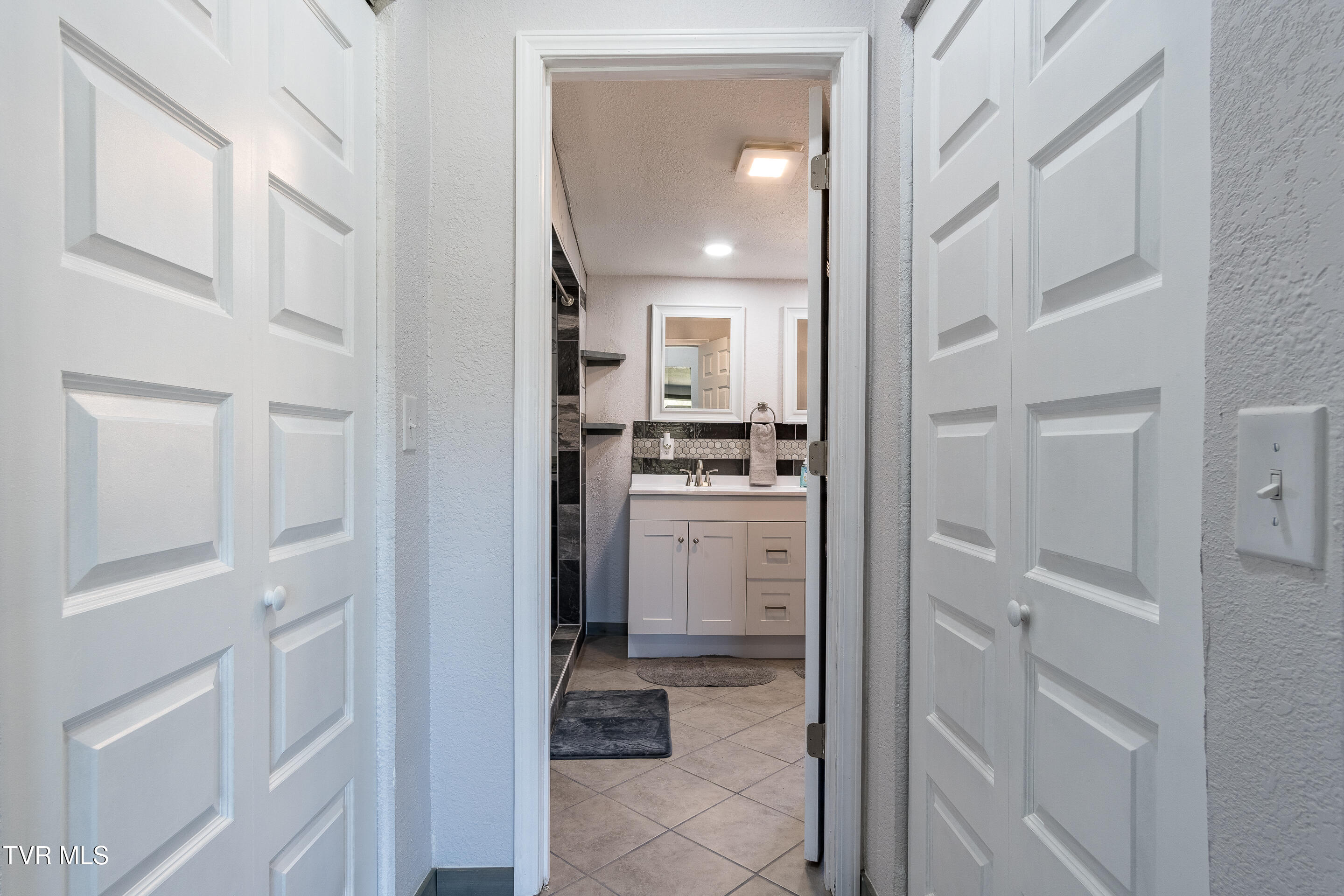 1400 West Pines Road Afton, TN 37616 - Photo 29 of 47 interior-17