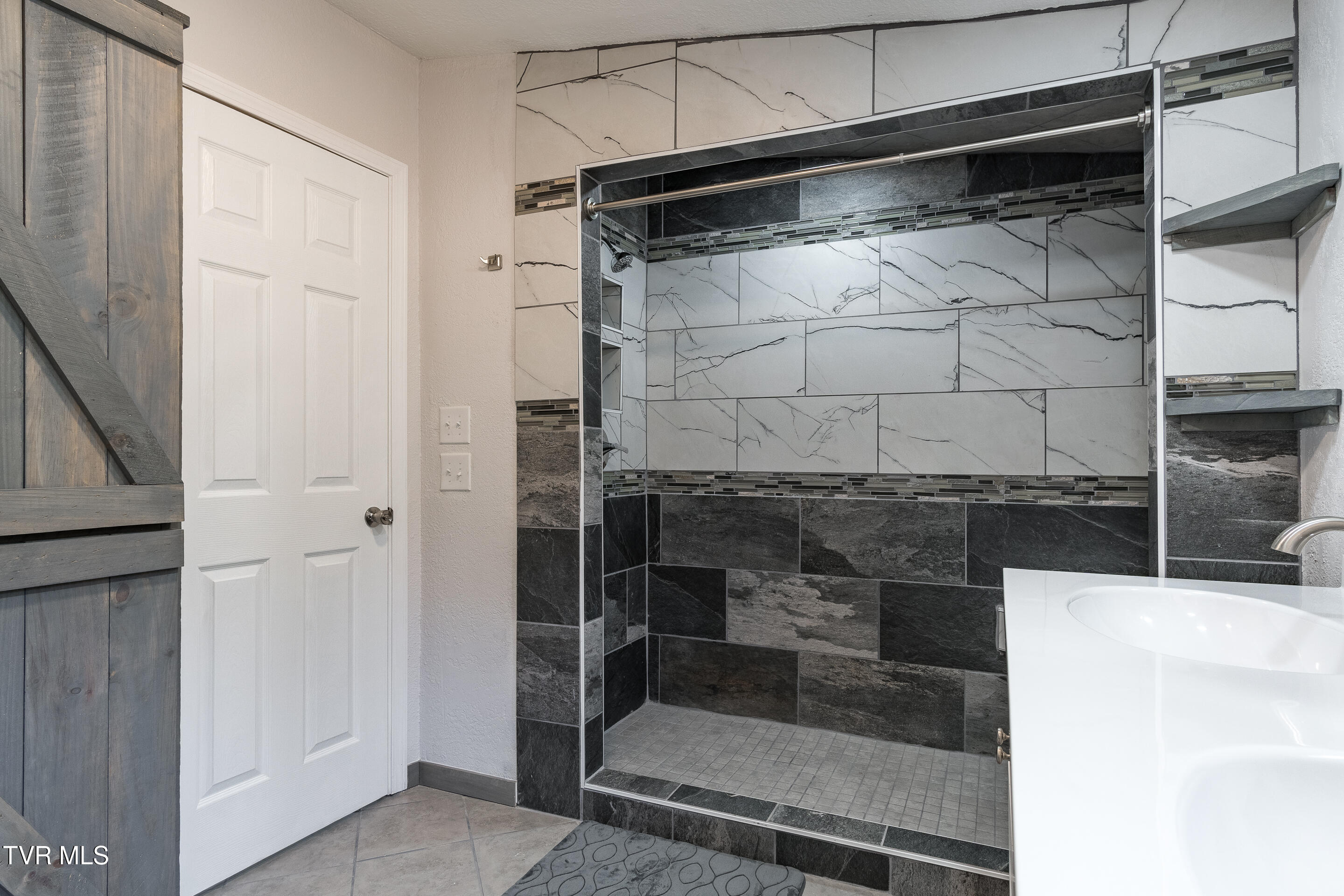 1400 West Pines Road Afton, TN 37616 - Photo 32 of 47 interior-20