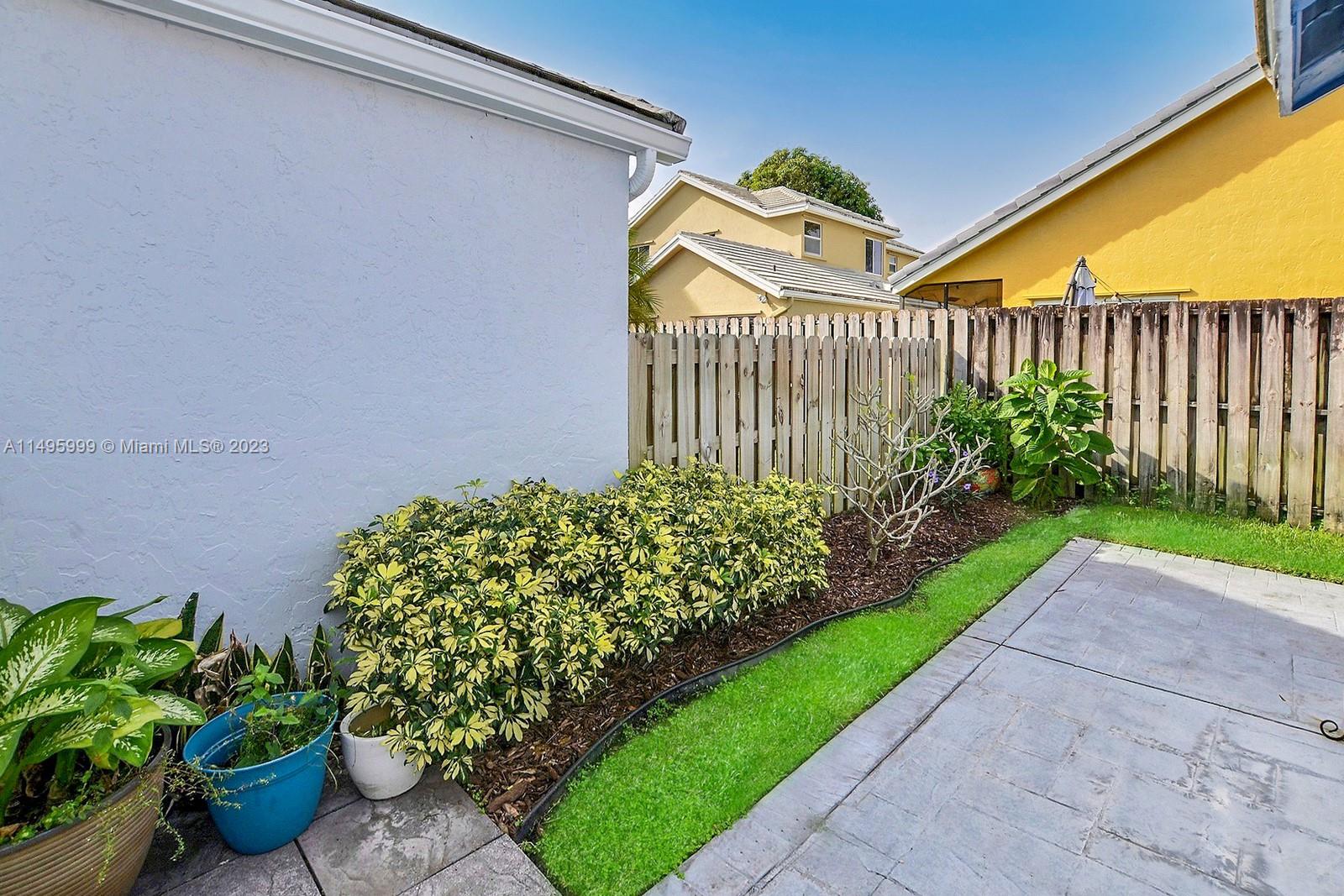 Forest Ridge Cluster Homes Davie, FL 33328 - Photo 31 of 39 a front view of a garden
