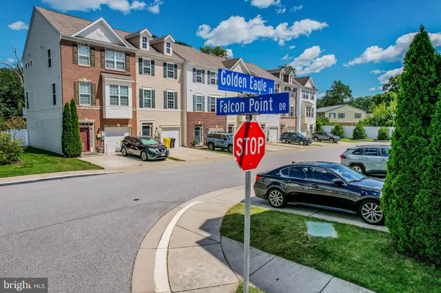 a view of entryway with a room