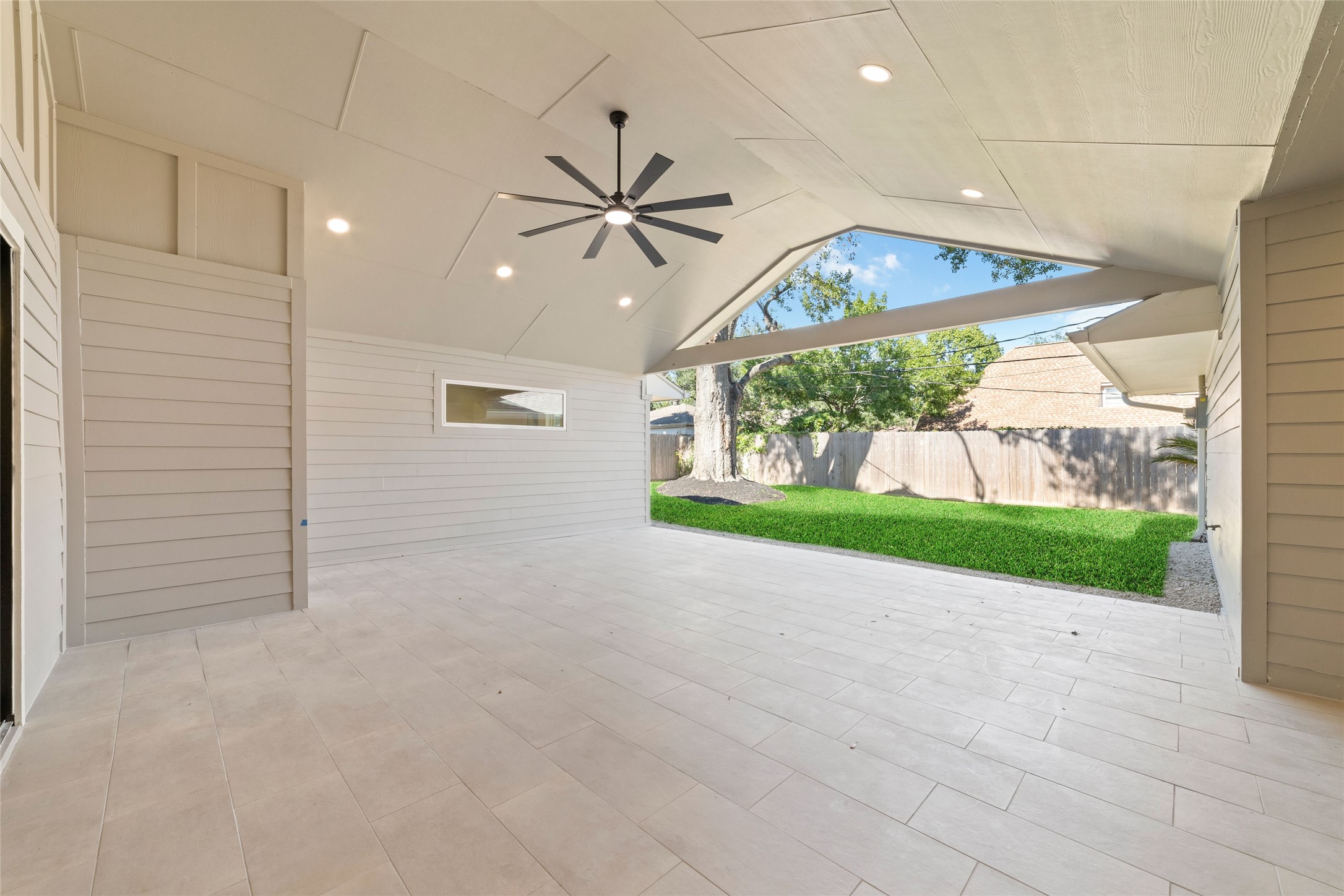 9902 Hornpipe Lane Houston, TX 77080 - Photo 16 of 30 Expansive outdoor covered patio just off the Family Room provides for wonderful indoor/outdoor living.