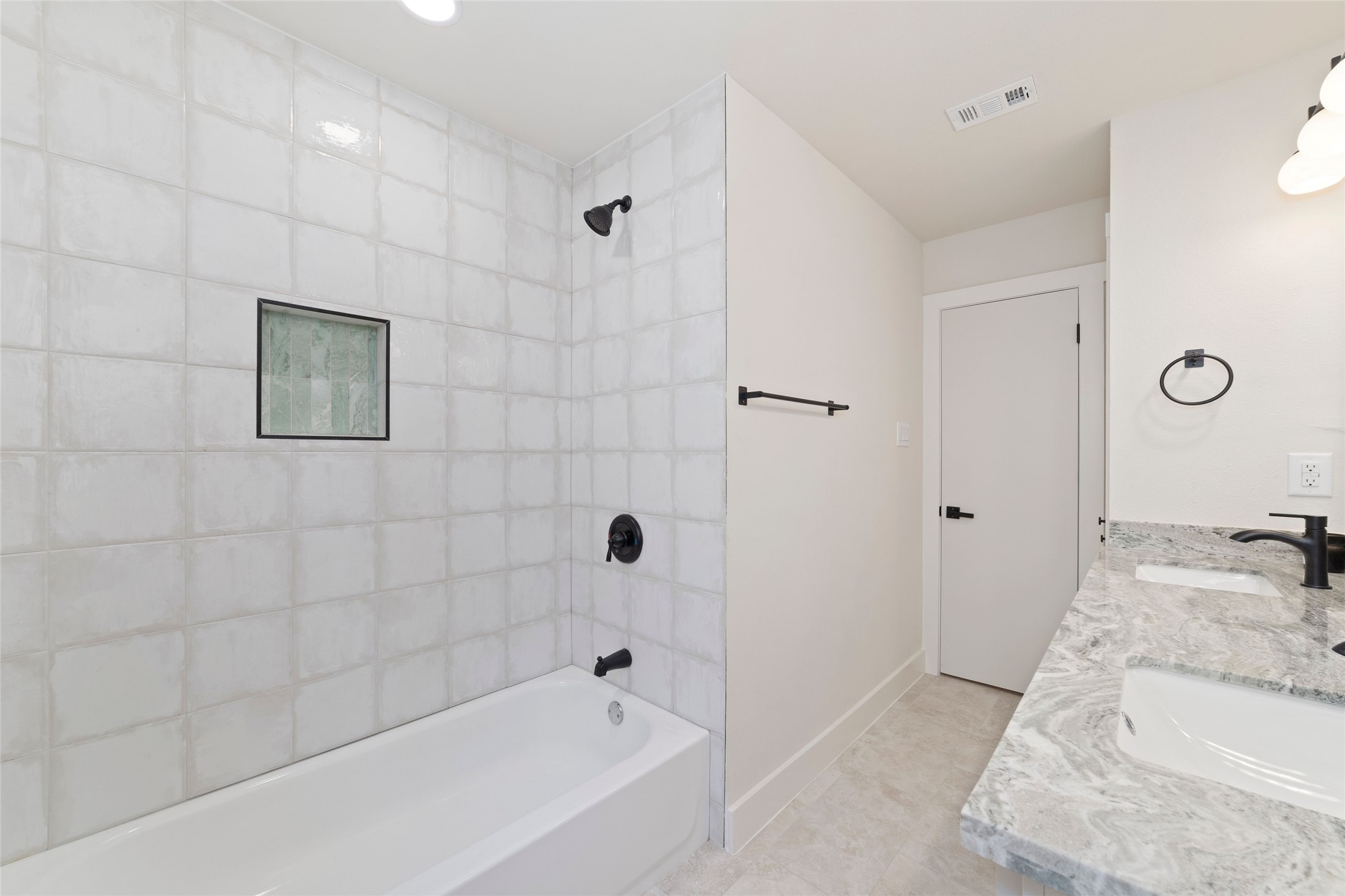9902 Hornpipe Lane Houston, TX 77080 - Photo 23 of 30 Secondary Bathroom