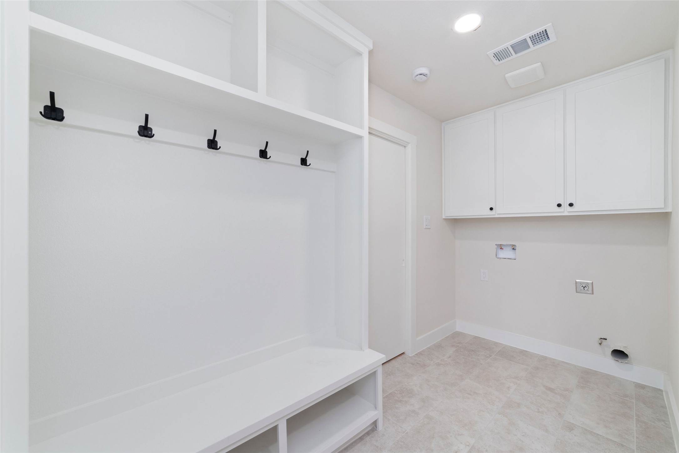 9902 Hornpipe Lane Houston, TX 77080 - Photo 28 of 30 Laundry/Mud Room with newly built in hall tree.