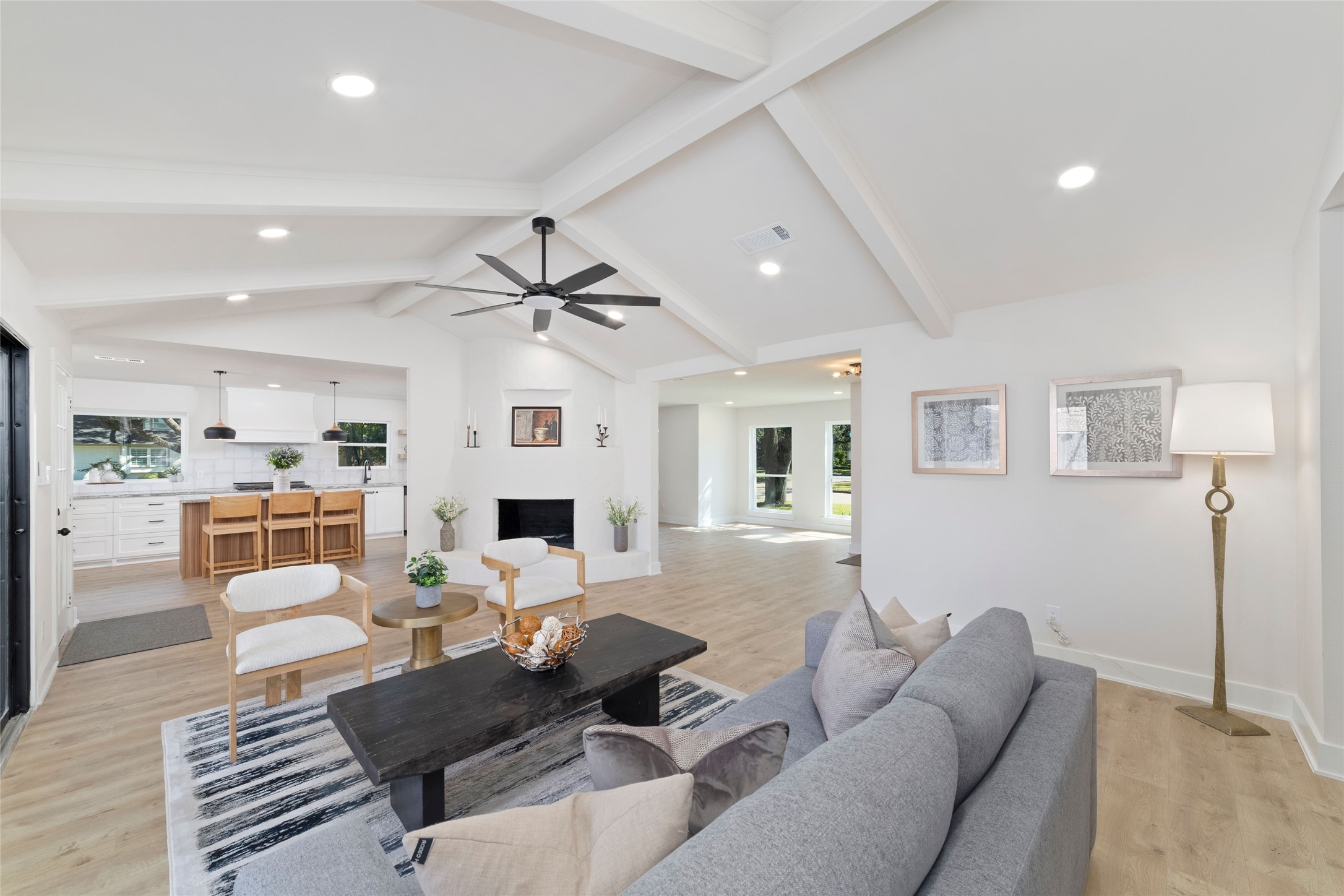 9902 Hornpipe Lane Houston, TX 77080 - Photo 5 of 30 Family Room looking towards the kitchen and foyer.