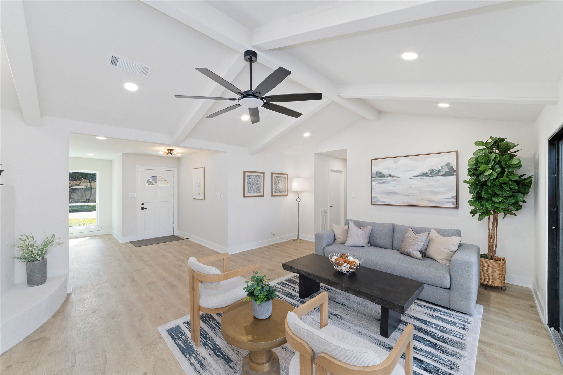 9902 Hornpipe Lane Houston, TX 77080 - Photo 6 of 30 Family Room looking into foyer and hallway to bedrooms.