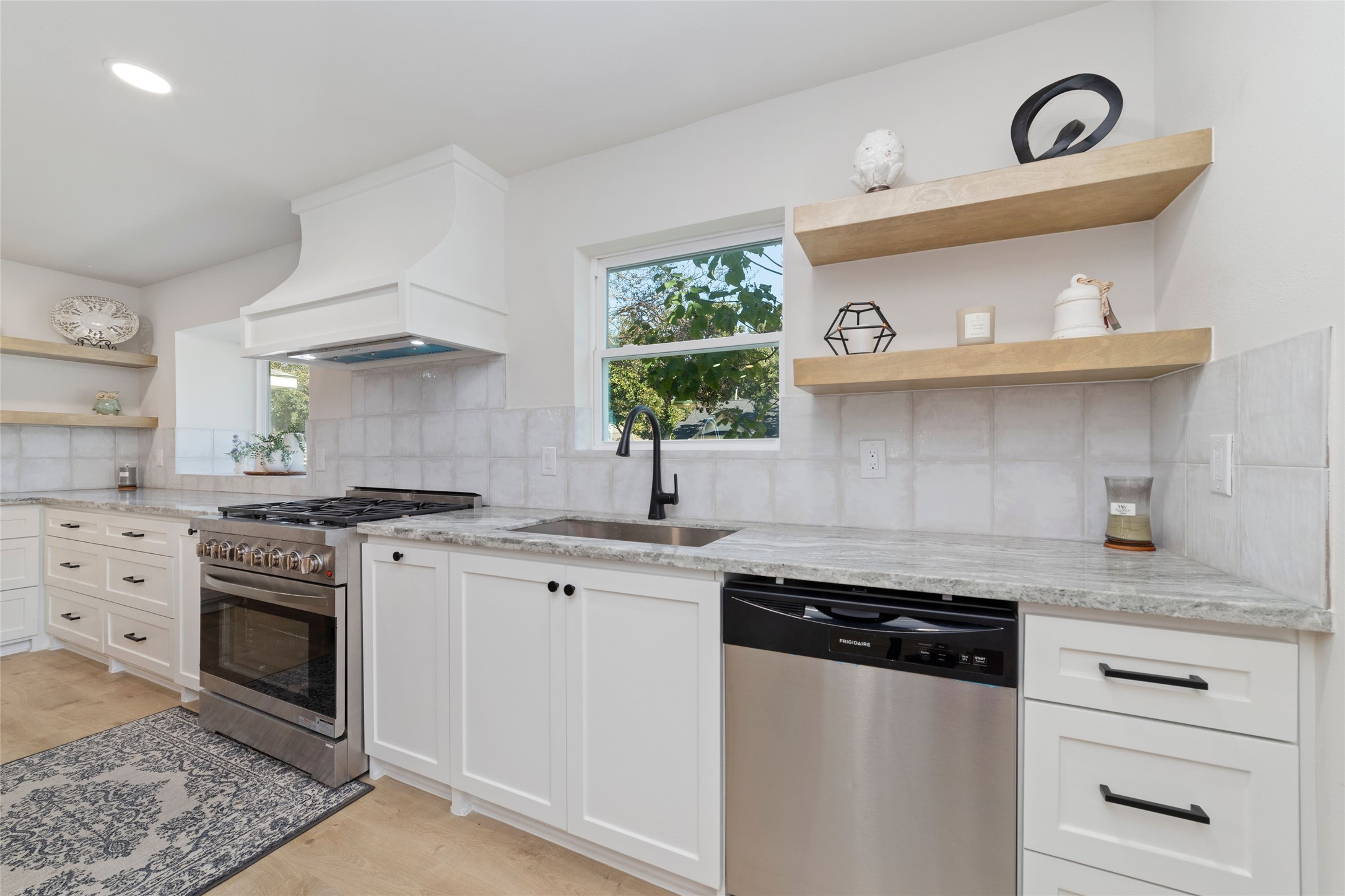 9902 Hornpipe Lane Houston, TX 77080 - Photo 9 of 30 Kitchen