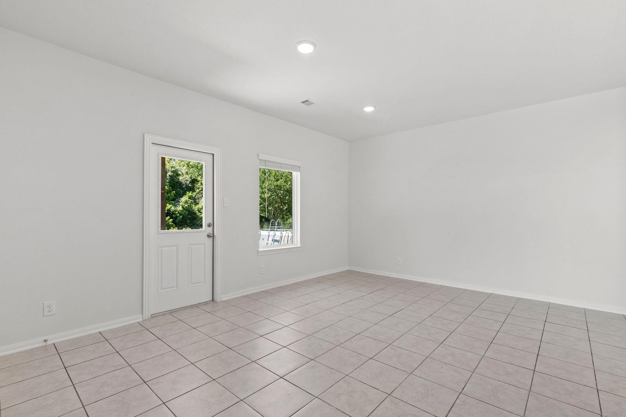 5319 Rivers Edge Drive Richmond, TX 77469 - Photo 8 of 23 an empty room with windows