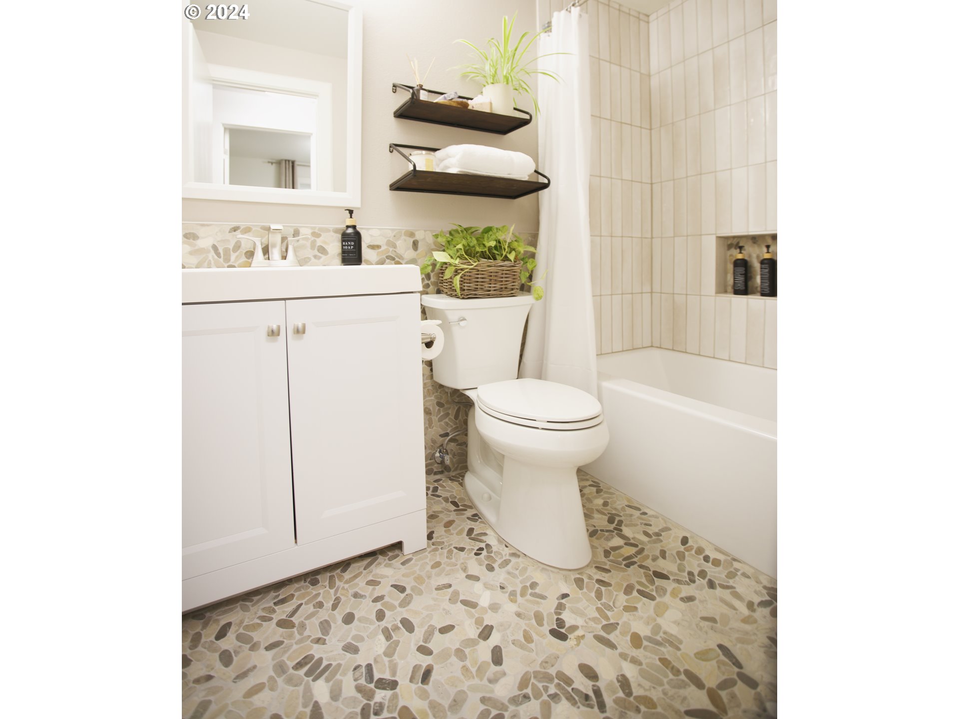 11199 Southeast Mather Road Clackamas, OR 97015 - Photo 16 of 25 Gallery Image 16