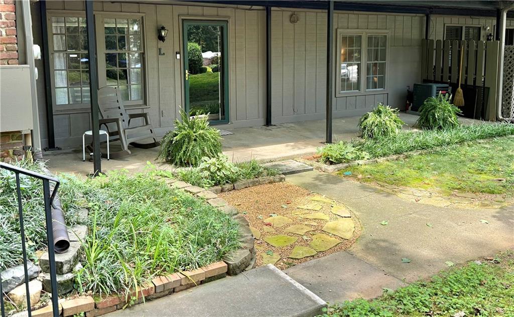 a view of a house with backyard