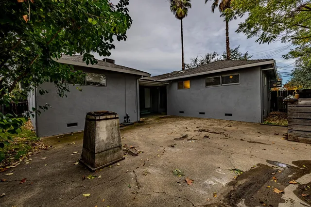 a view of a backyard