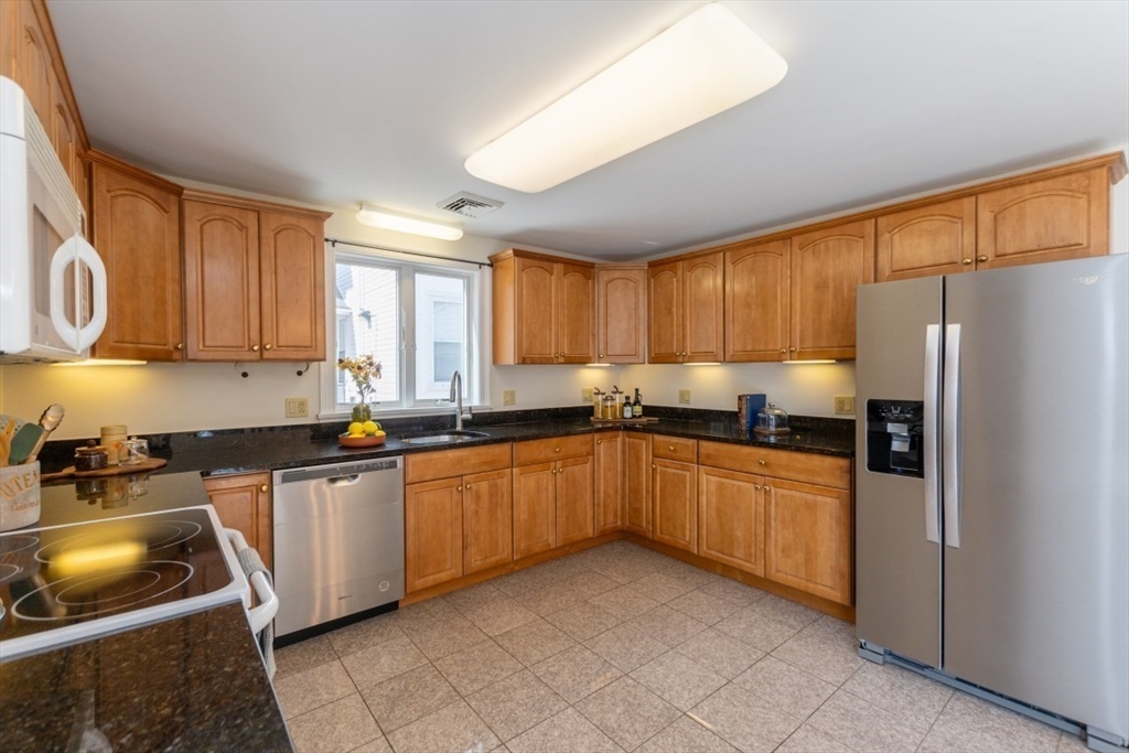 25 Maple Street, Unit 25 Watertown, MA 02472 - Photo 14 of 33