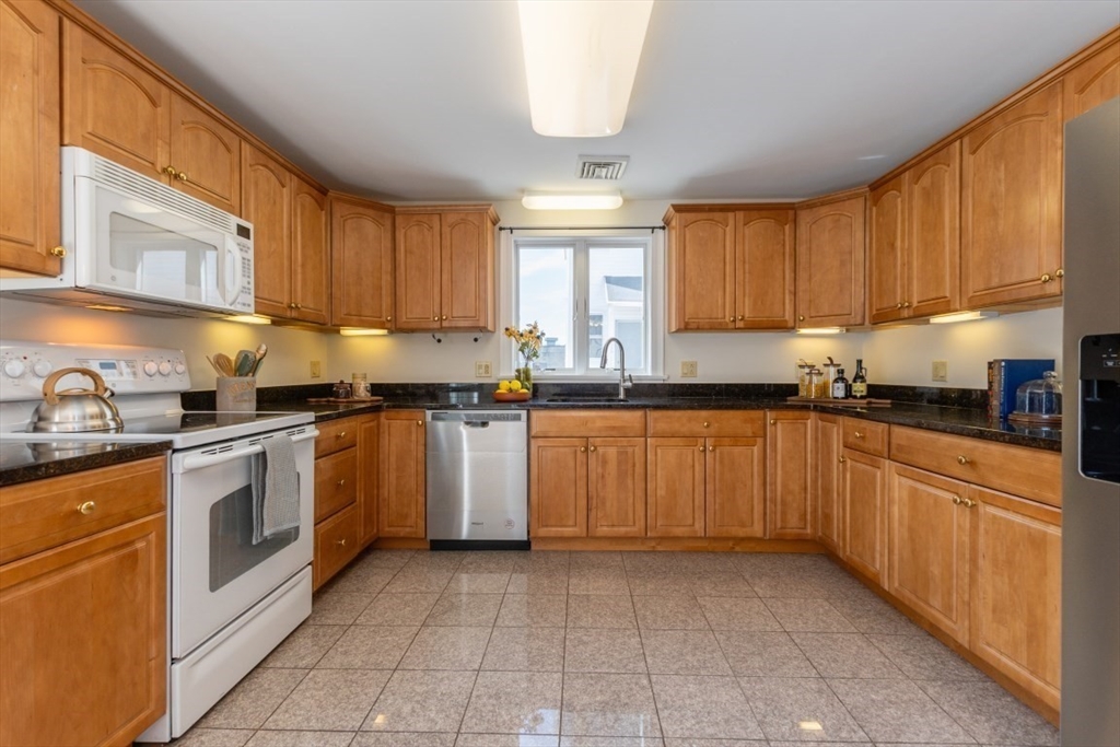 25 Maple Street, Unit 25 Watertown, MA 02472 - Photo 15 of 33