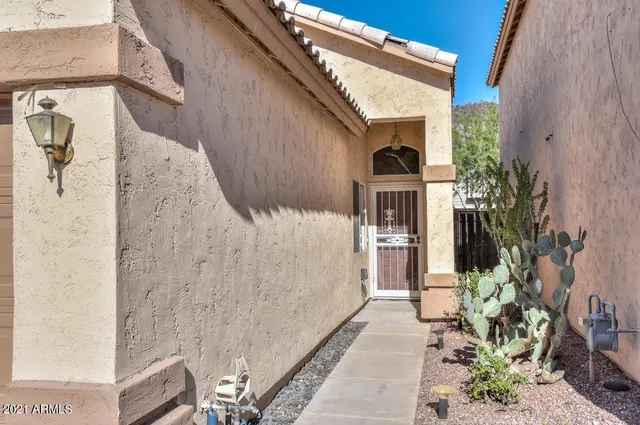 a view of a back yard of the building