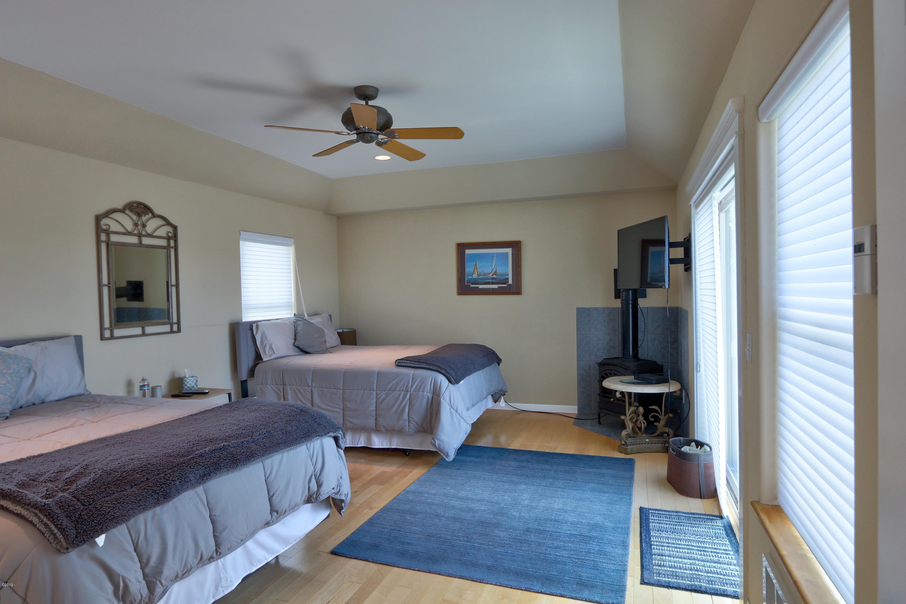522 Southwest Hurbert Street Newport, OR 97365 - Photo 12 of 29 Master Suit #1