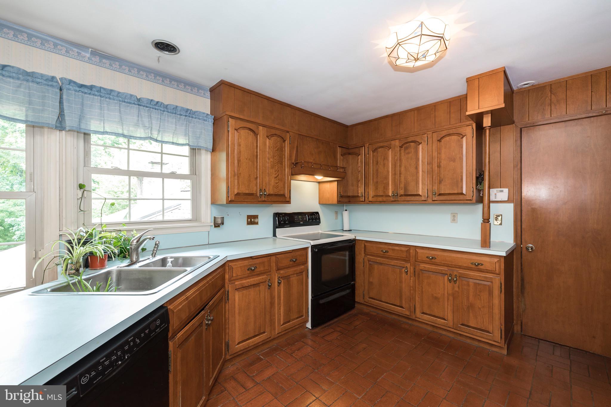 201 North Tulpehocken Road Reading, PA 19601 - Photo 3 of 29 Bright open kitchen