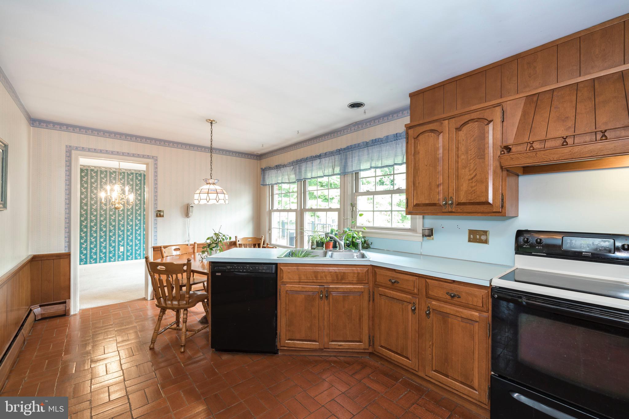 201 North Tulpehocken Road Reading, PA 19601 - Photo 4 of 29 Kitchen opens to the dining room