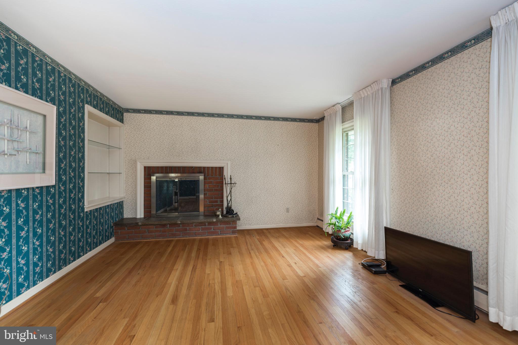 201 North Tulpehocken Road Reading, PA 19601 - Photo 9 of 29 Living room