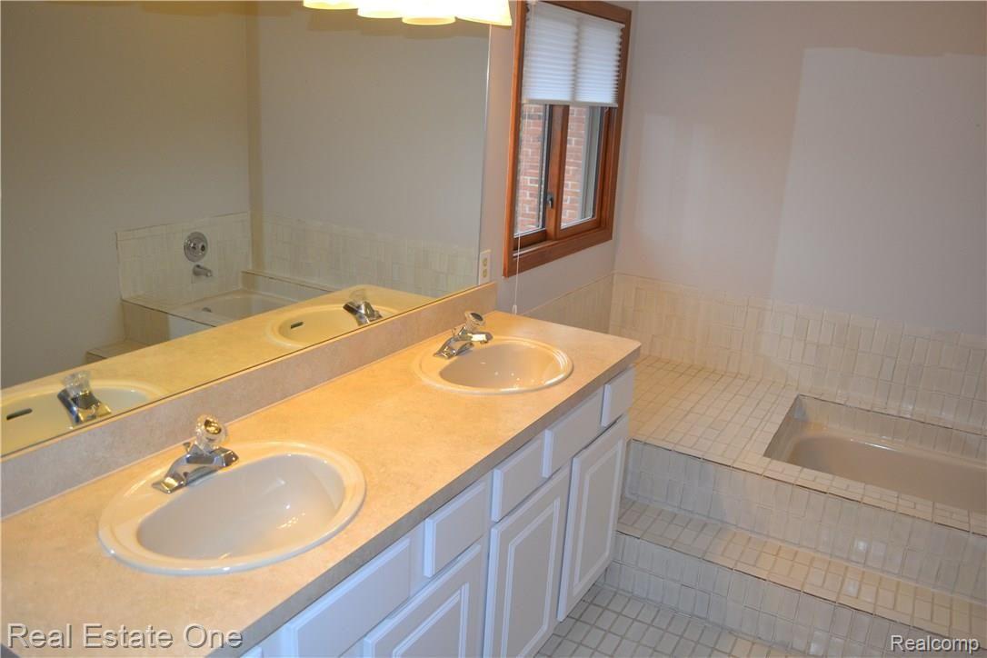 30992 Country Ridge Circle Farmington, MI 48331 - Photo 28 of 40 29.jpg