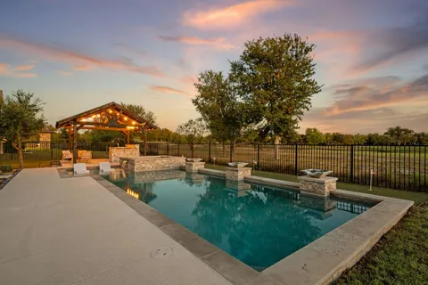 a view of a garden with sitting area