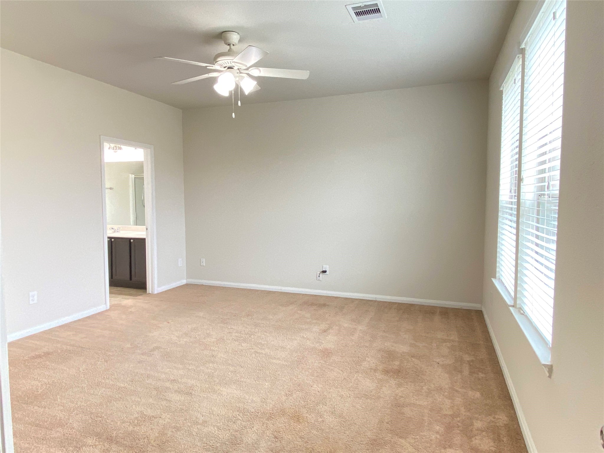 819 Messina Lane Rosenberg, TX 77469 - Photo 11 of 25 an empty room with windows and ceiling fan