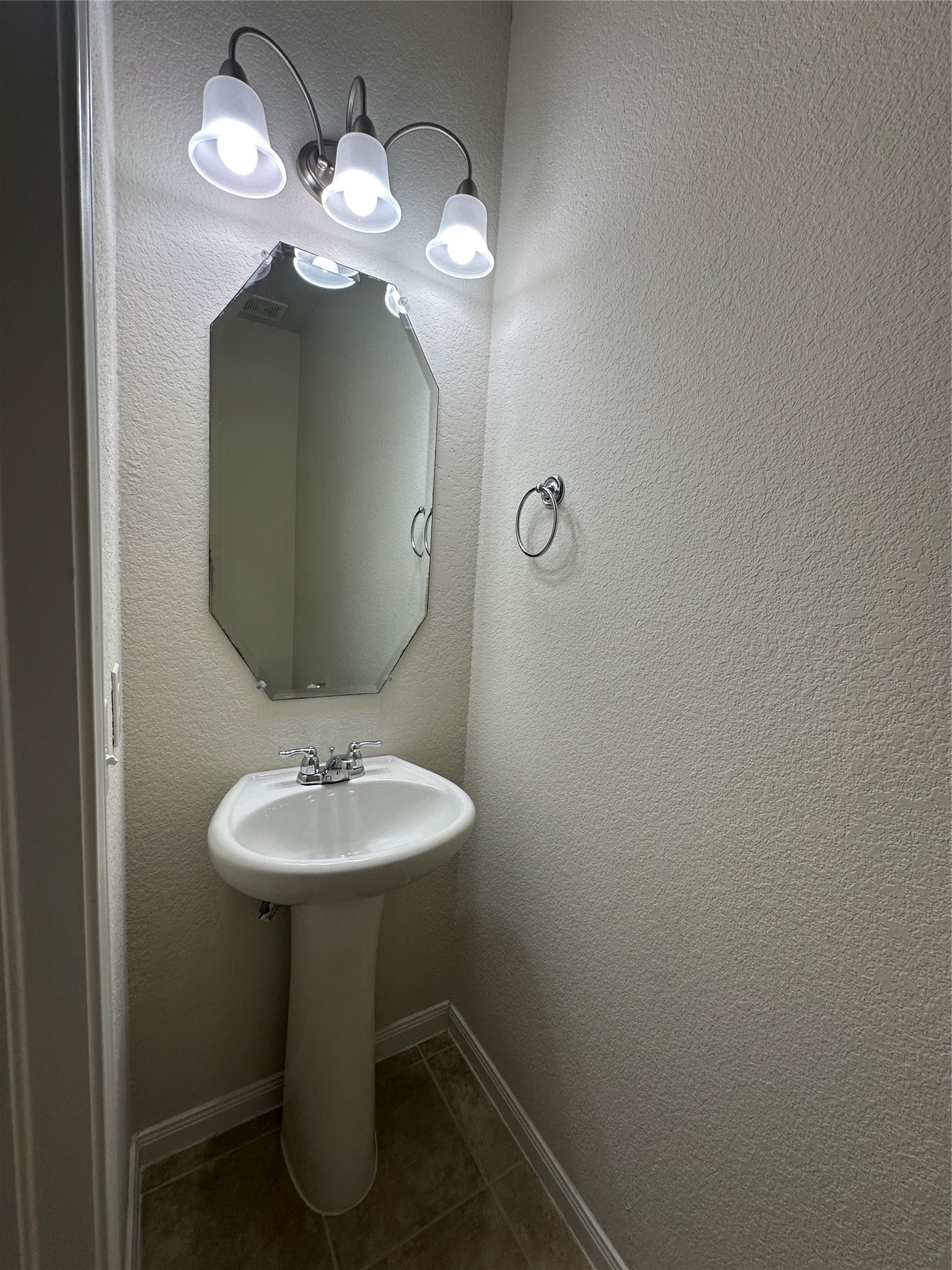 819 Messina Lane Rosenberg, TX 77469 - Photo 21 of 25 a bathroom with a sink and a mirror