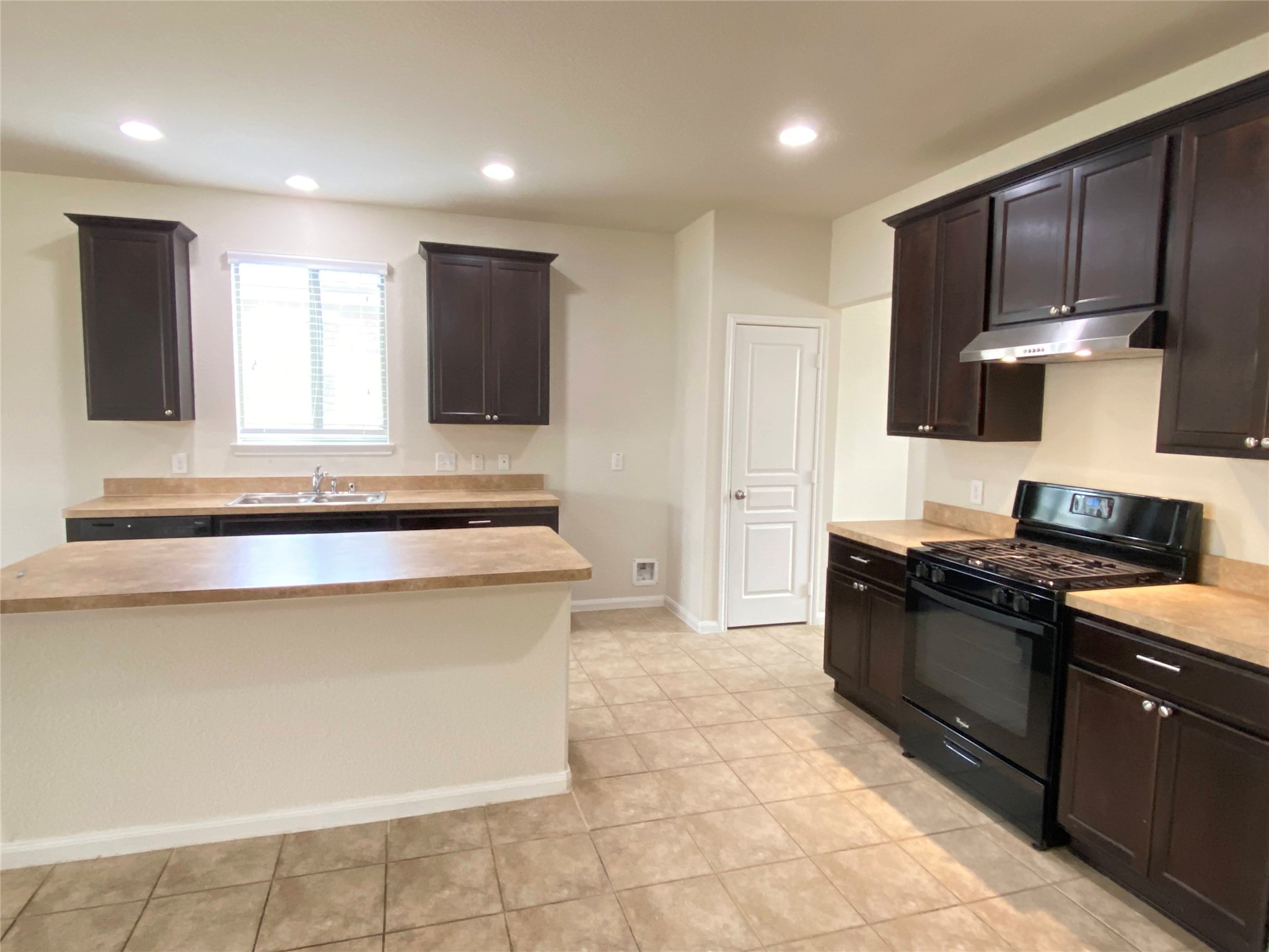 819 Messina Lane Rosenberg, TX 77469 - Photo 6 of 25 a kitchen with stainless steel appliances granite countertop a stove a sink and a microwave