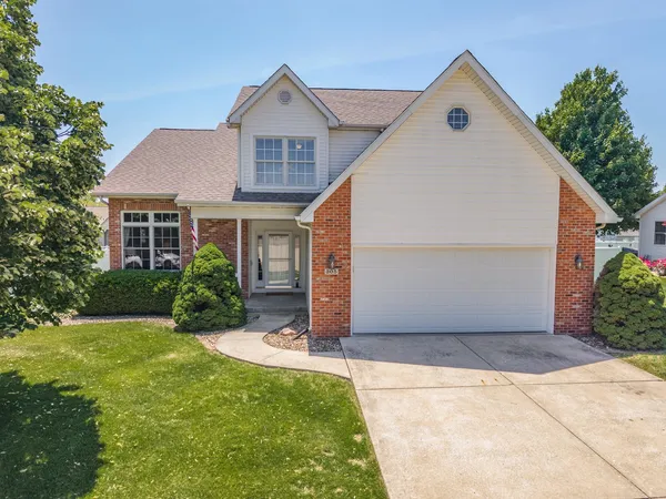 $374,900 | 305 Prairie View Drive, Hudson, IL 61748