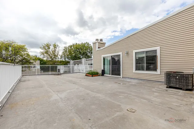 a view of a house with backyard and garden