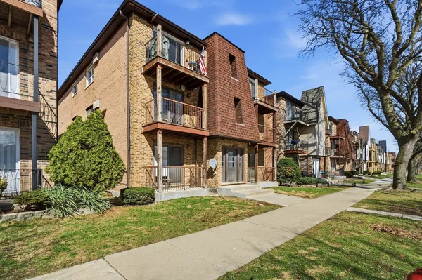 $156,800 | 6728 West 64th Place, Unit 2A, Chicago, IL 60638